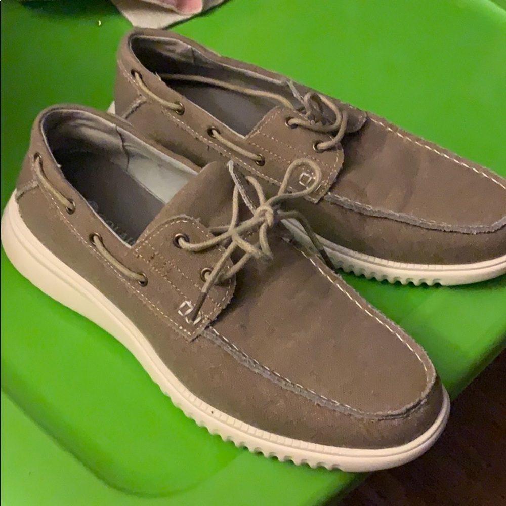 Men’s size 8 lightweight boat shoes comfortable.